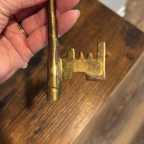 Vintage Mid Century Large Brass Skeleton Key Decor 9" - Picture 6 of 10